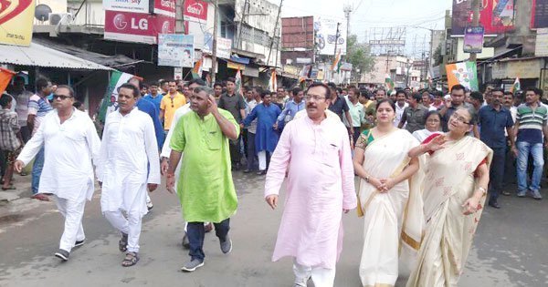 21 जुलाई को धर्मतला चलो के आह्वान पर बेनचीती(दुर्गापुर) में पंचायत मंत्री अररोप विश्वास, विधायक सह आसनसोल नगरनिगम के मेयर जितेंद्र तिवारी ने सैकड़ों कार्यकर्ता के साथ रैली किया