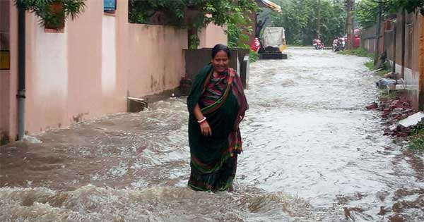 भारी बारिश से पूरा मुहल्ला जलमग्न हो गया