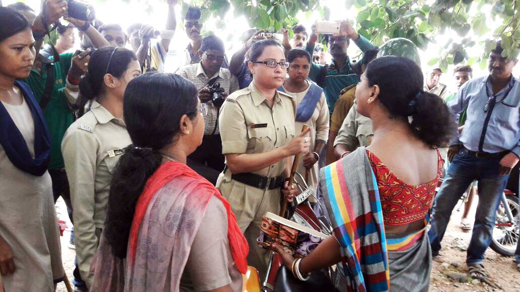 फीस वृद्धि के विरोध में प्रदर्शन के दौरान बात हाथापाई तक आ गयी
