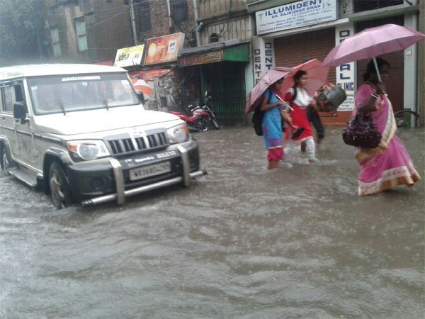 भारी बारिश में दुकाने भी बंद थी