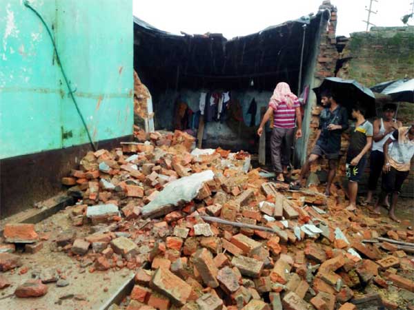 भारी बारिश से एक मकान ढह गया