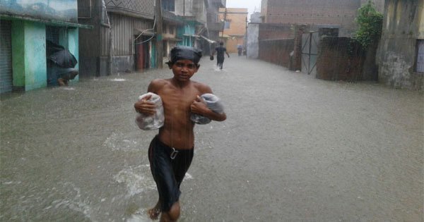 भारी बारिश में हजारों घरों में पानी घुस गया