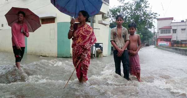 नालों का पानी ओवरफ्लो होकर घर में घुसने से लोग हुए परेशान