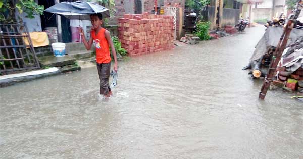 रिमझिम बारिश से रास्ता पानी से भर गया