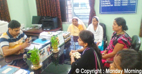 अवैध शराब के खिलाफ बीडीओ मानस कुमार पांडा को महिलाओं ने ज्ञापन दिया