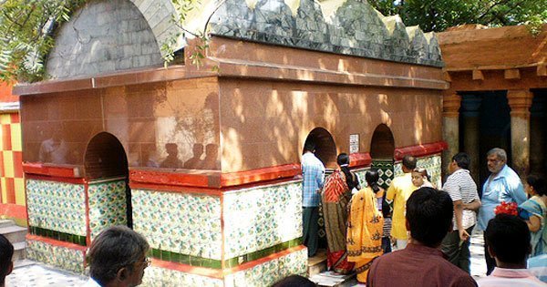प्रतिदिन सैकड़ों श्रद्धालु जुटते हैं माँ को अर्चना करने