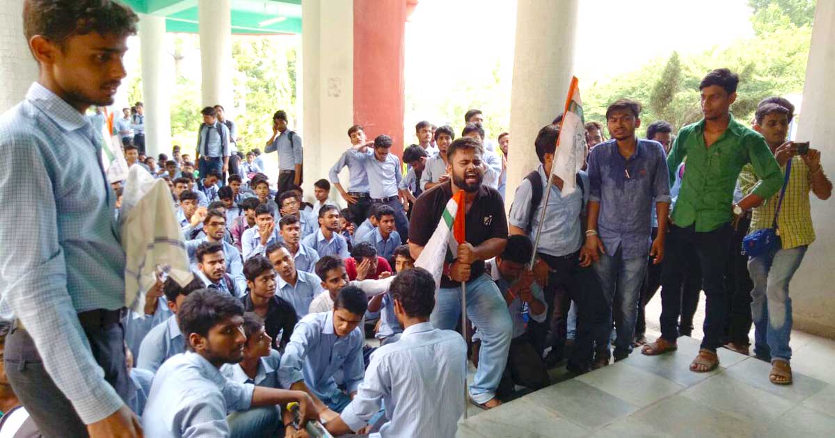 पानी की मांग पर छात्रों ने किया 'जल विद्रोह'