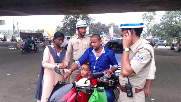 बिना हेलमेट वाले को राखी बांधकर लिया सुरक्षा का वादा