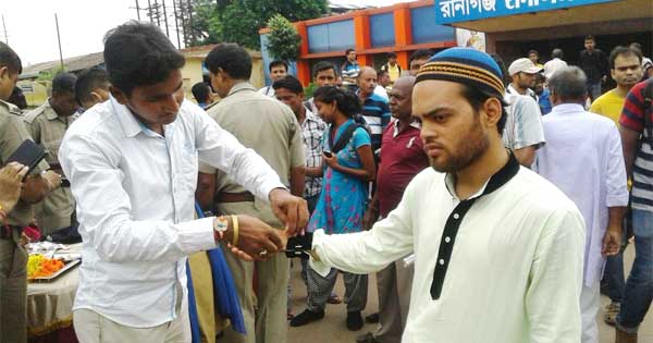 रानीगंज में जीआरपी ने यात्रियों को राखी बांधकर मनाया रक्षा बंधन