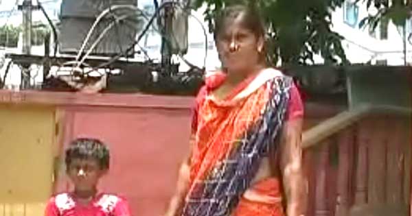 एसिड हमले से पीड़ित महिला नूरताज और उसकी बेटी