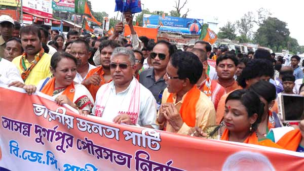 भाजपा प्रत्याशियों के समर्थन में दिलीप घोष ने दुर्गापुर में रैली की