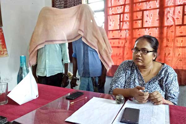 नकली शराब कारोबारियों के साथ एसपी जया राय घटना की जानकारी देती हुई