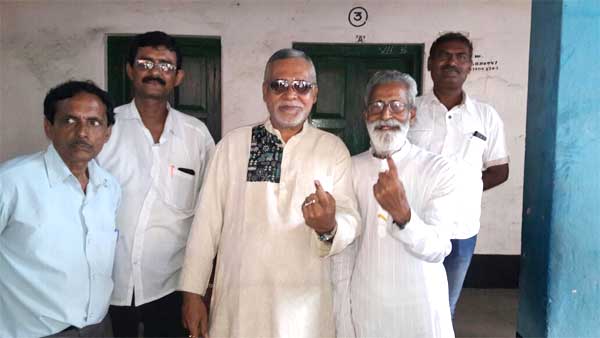 दुर्गापुर नगर निगम के पूर्व मेयर अपूर्वा मुखर्जी वोट देने के बाद पत्रकारों को पोज देते। पूर्व मेयर ने इस बार चुनाव नहीं लड़ा 