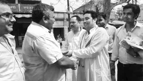 विस्वनाथ पड़ियाल की पत्नी और दिलीप घोष के तरह ही विधानसभा चुनाव -2016 के दौरान पाण्डेश्वर में तृणमूल प्रत्याशी जितेंद्र तिवारी और भाजपा प्रत्याशी जीतेन चटर्जी एक दूसरे का अभिवादन किया