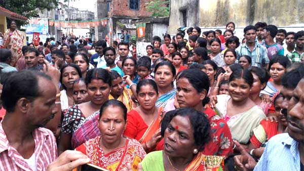 चुनाव में हुयी हिंसा का विरोध करते स्थानीय लोग
