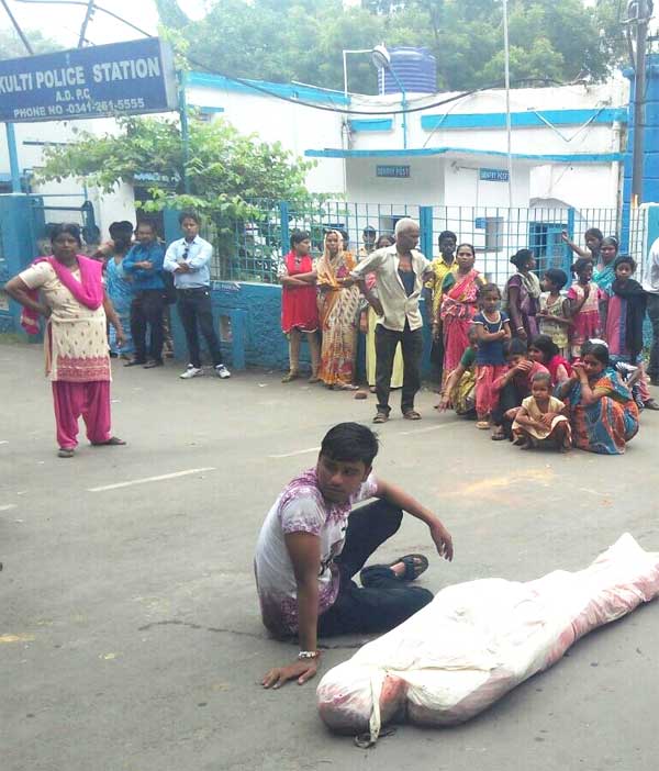 महिला की लाश के साथ थाने के बाहर प्रदर्शन करते लोग