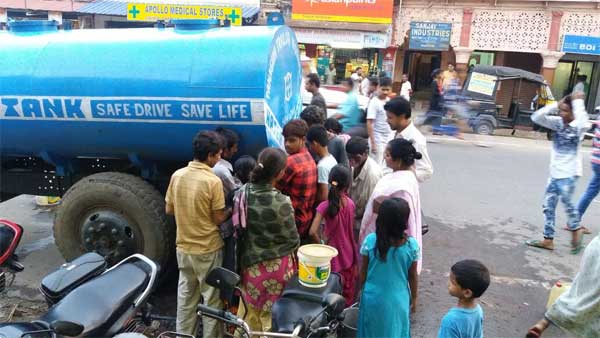 वाटर टैंक से की जा रही है पानी की सप्लाई