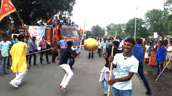 अखाड़े में करतब दिखाते श्रद्धालु