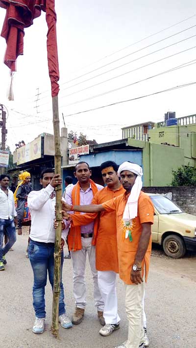अखाड़े के झंडे के साथ भक्तजन