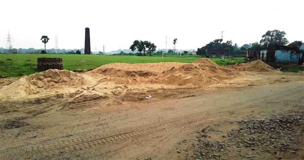 इस्को बाईपास के किनारे इसी तरह होता है अवैध बालू का भंडारण