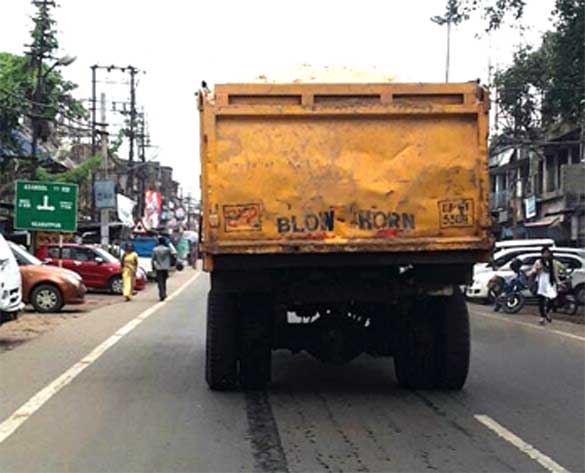 अवैध बालू से लदा ओवरलोड ट्रक