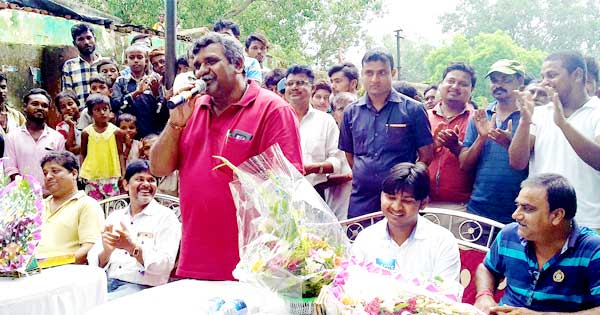 सामुदायिक भवन के शिलान्यास के मौके पर स्थानीय लोगों को संबोधित करते मेयर जितेंद्र तिवारी