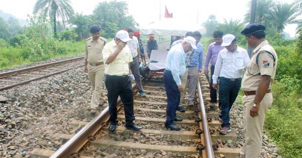 पटरियों का निरीक्षण करते पूर्व रेलवे महाप्रबंधक हरेन्द्र राव एवं अन्य अधिकारीगण