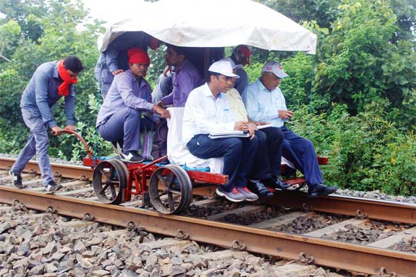 ट्रॉली में बैठ कर पटरियों का निरीक्षण करते पूर्व रेलवे महाप्रबंधक हरेन्द्र राव (दायें)