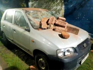 घर के बाहर खड़ी गाड़ी भी तोड़ दी