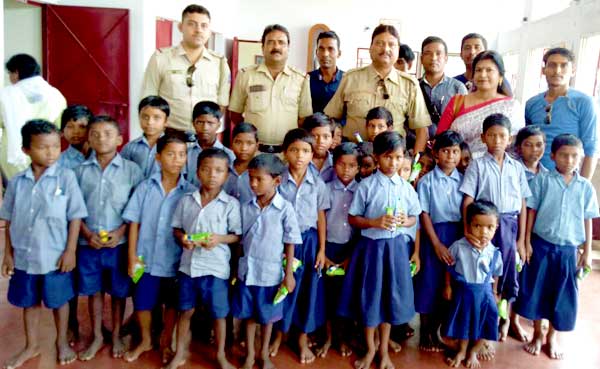अनाथ बच्चों के साथ सलानपुर थाना के पुलिस कर्मी एवं जागरण फाउंडेशन के सदस्य