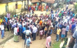 घटना के बाद जमा भीड़