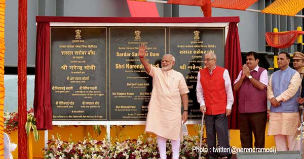 सरदार-सरोवर परियोजना के बाद उपस्थित लोगों को संबोधित करते प्रधानमंत्री नरेंद्र मोदी