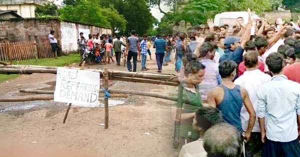 बदहाल सड़क के खिलाफ लोगों का फूटा गुस्सा, सीतारामपुर में किया सड़क जाम