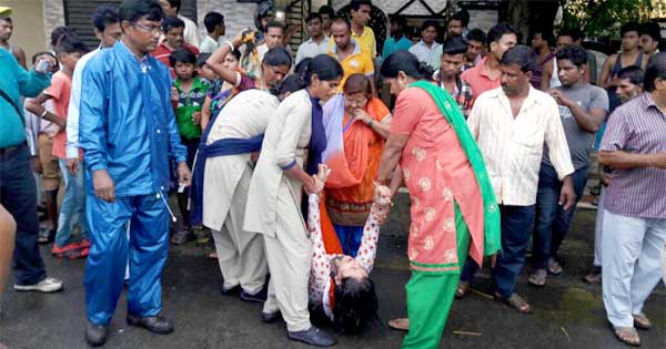 न्याय के लिए धरने पर बैठी तबस्सुम प्रवीण को अस्पताल ले जाती दुर्गापुर महिला पुलिस