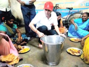 गरीबों को भोजन परोसते एसएसएसएएन के सदस्यगण