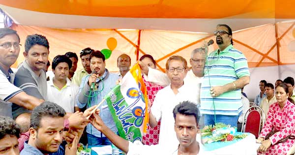 तृणमूल का झण्डा पकड़ाकर नए कार्यकर्ताओं को तृणमूल पार्टी में शामिल किया गया