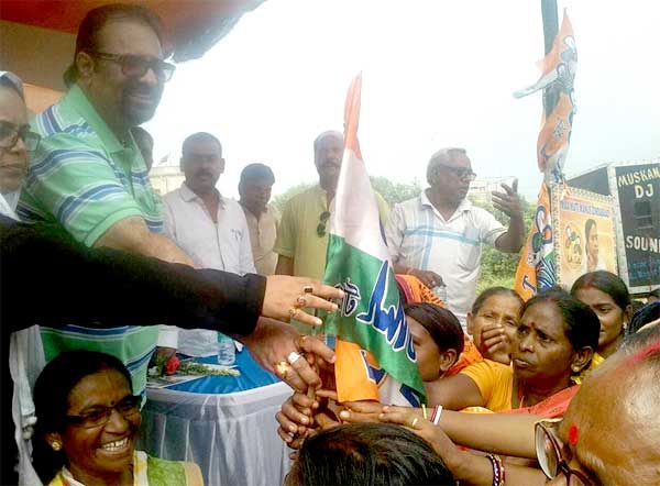 नवागंतुक कर्मियों को झण्डा पकड़ाकर उनका तृणमूल पार्टी में स्वागत किया