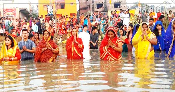 उदयाचल सूर्य को नमन करती छठ व्रती