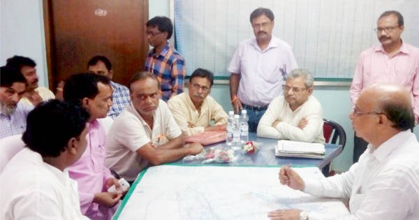 बैठक करते विधायक, मजदूर यूनियन एवं कोलियरी प्रबंधन