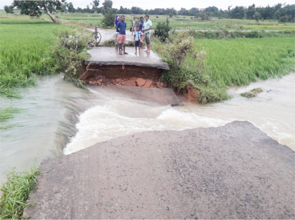 लाखो की खर्च से बनाई गई पीसीसी पक्की सड़क पानी के बहाओ में बह गई