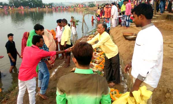 घाट पर जाकर अगरबत्ती वितरण करते जीशान कुरेशी एवं उनके साथी