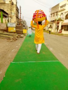 अंडाल उत्तर बाजार की खस्ता हाल सड़कों को देखते हुए उत्तर बाजार से सिंघारन नदी घाट तक सड़क पर कालीन बिछा दी गयी। कालीन पर चलकर अपने चुभते पाँव की रक्षा होने पर छठव्रतियों ने इस प्रयास की काफी सराहना की।
