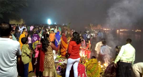 छठ घाट पर उपस्थित श्रद्धालुओं की भारी भीड़