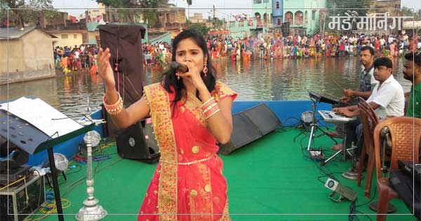 दुर्गापुर के बेनाचिती सुभाष पल्ली धर्मा तालाब में छठ पूजा के अवसर पर भोजपूरी लोक गीत प्रस्तुत करती गायिका मनीषा श्रीवास्तव
