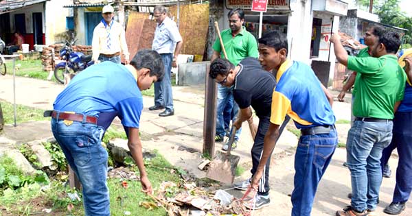 'स्वच्छता ही सेवा दिवस' में भाग लेते चिरेका स्काउट गाइड के सदस्य