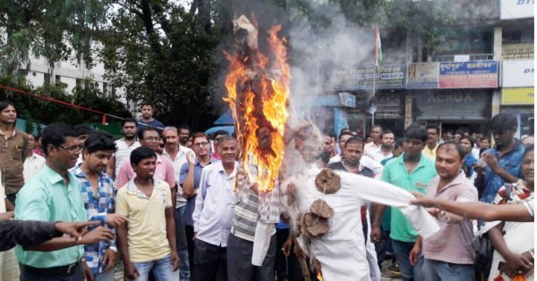 दुर्गापुर में नरेंद्र मोदी और अमित शाह का पुतला फूंकते तृणमूल कार्यकर्ता