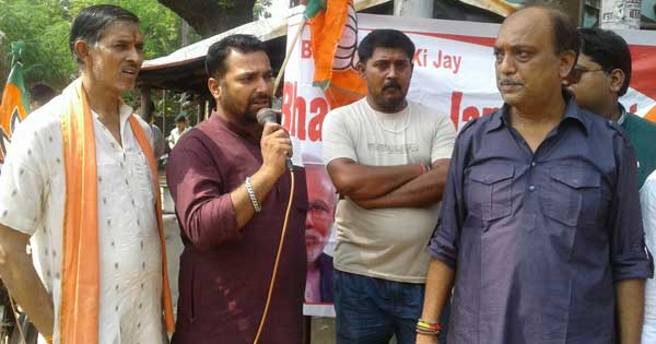 बिजली कार्यालय के समक्ष विरोध प्रदर्शन करते दिनेश सोनी, मदन त्रिवेदी एवं अन्य भाजपा नेता