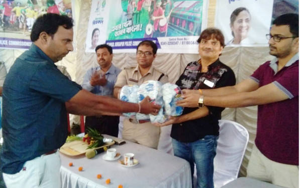 क्लब को फ़ुटबाल सौंपते ए सी पी (वेस्ट) अग्नीश्वर चौधरी तथा बराबानी विधायक विधान उपाध्याय एवं अन्य अधिकारीगण