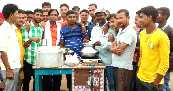 छठ व्रतियों को चाय की सेवा अर्पण करते हुये एकता प्रगति संघ , खटाल पाड़ा (कादा रोड, दुर्गापुर) के सदस्यागण