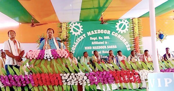 काजोड़ा के रक्तदान शिविर में अपना वक्तव्य रखते हुये कोलियरी मजदूर कांग्रेस (एचएमएस) के महा मंत्री एसके पांडे